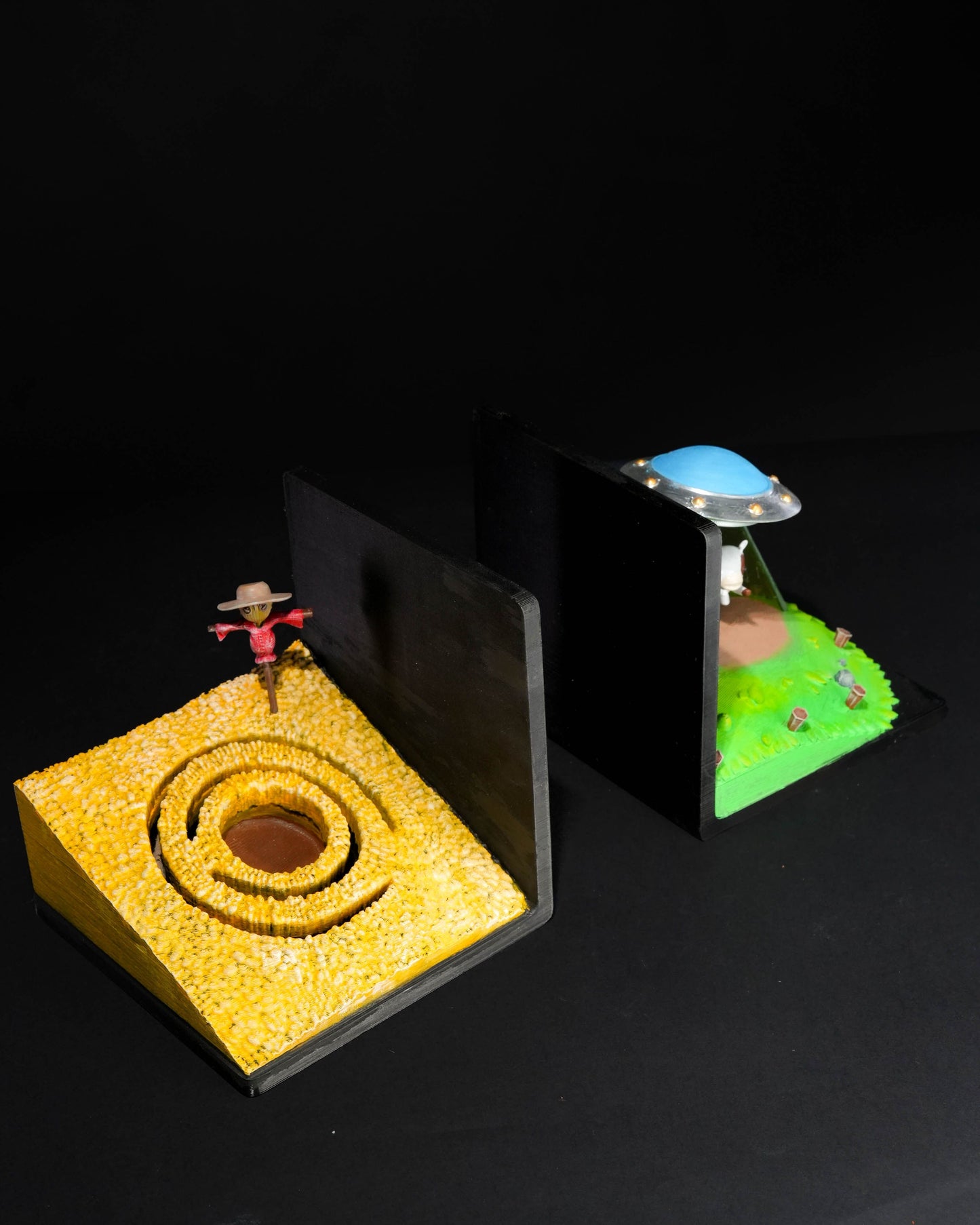 Alien Book Ends