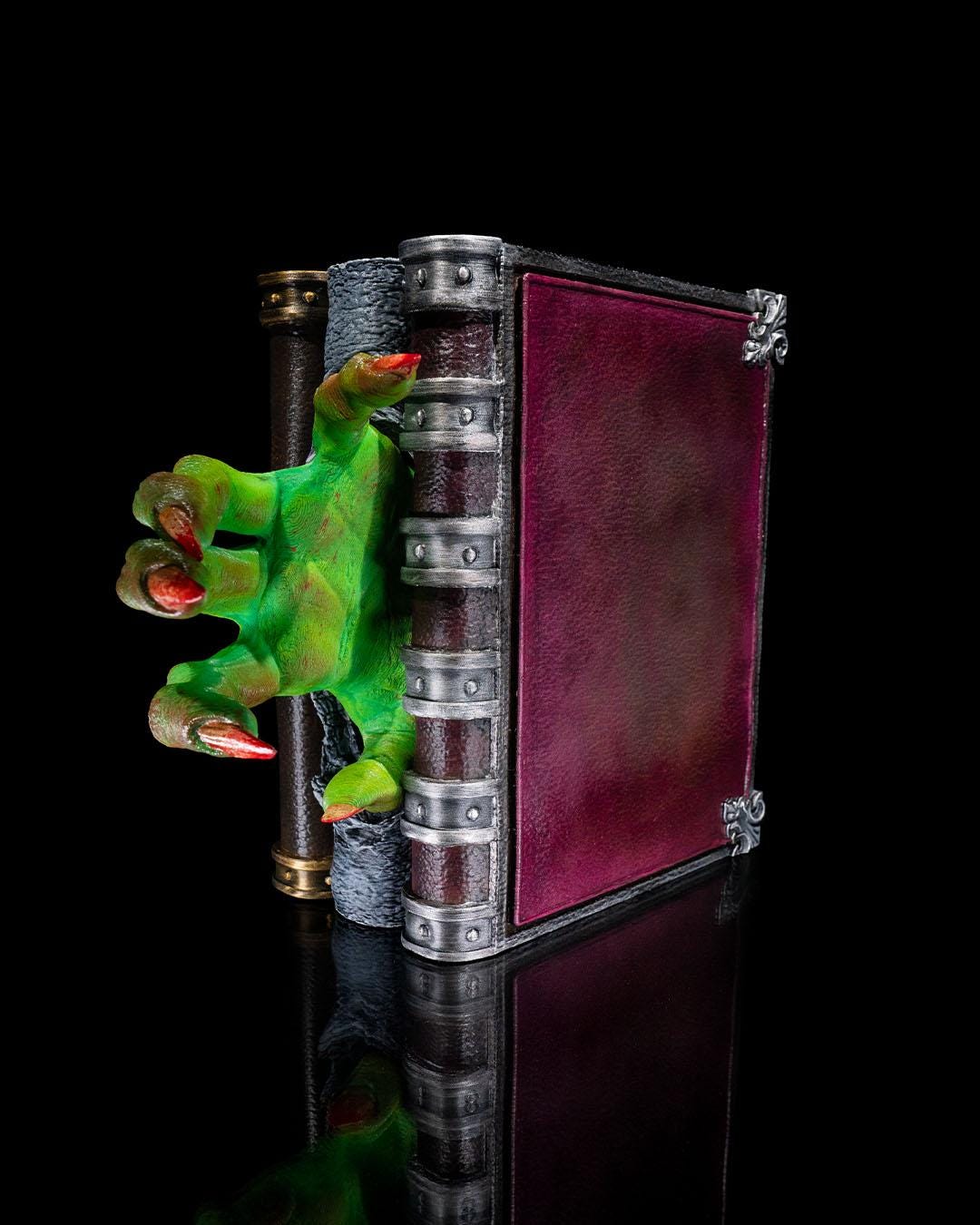 Spooky Book Nook – 3D Printed Ghoul-Themed Bookshelf Insert for Horror Lovers